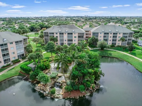 2/2 Condo-5 Minute Walk to Beach