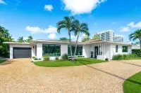 Yacht Harbor Oasis: Beach Bliss with Private Pool - Homestays