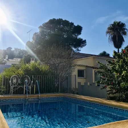 Detached house with private pool, completely fenced, close to the beach