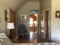 3 Br Log Cabin,  6 Miles West of Custer. Secluded and Ready for You and Your Pet - Chalets