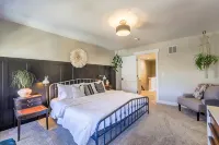 The Baldwin Bungalow • Boho Charm + Hot Tub • Historic Downtown Stay - 4 stjerner