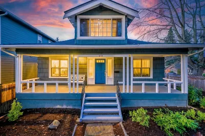 Upgraded Home with 5BR/4Bath/4 FREE gated parking/EV Charger Hotels in University District