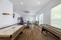 Lakefront 5Br w/ Pool, Hot Tub & Game Room. Sleeps 24. Family-Friendly - 4-Star