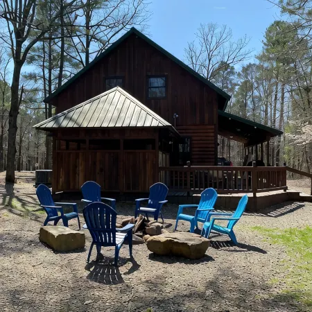 Excellent location! Water view from porch, short drive to Lake and Beavers Bend! Отели в г. Брокен Боу
