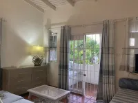 Ground Floor Apt with garden only 3 mins walk to Beach and Beach Club - 발코니