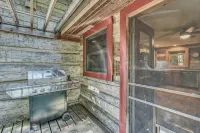 Hand Hewn Log Cabin Newly Renovated, rustic-modern design - Feriehus
