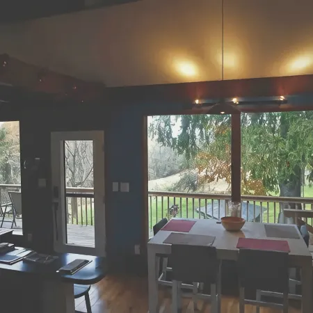 Sweet and spacious mountain view home w/fireplace!