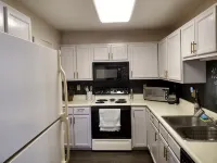 The Redhawk Hideaway: Charming 2BR Condo near Miami Univ in Oxford! Book now!