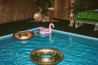 Vintage kitsch 70s/80s themed house with indoor pool and backyard creek - Wifi