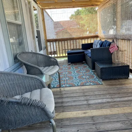 Comfy Mobile Home located minutes from restaurants and venues.