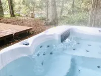 Mid century riverfront cabin. Hot tub, Pet friendly, Riverview - Chalets