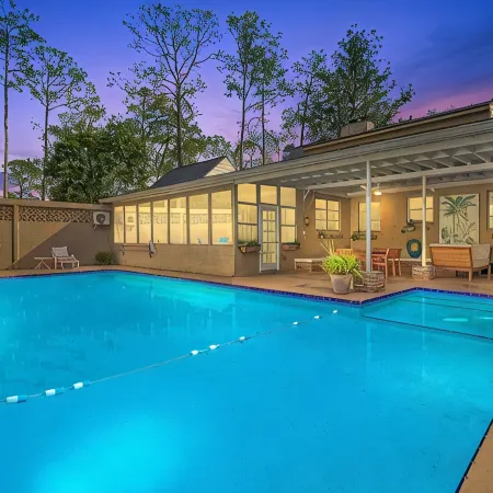 Hot tub, pool, bbq, game room near downtown