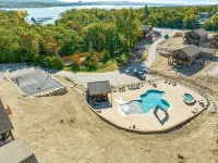 March Sale! Lakefront Cabin directly on Table Rock Lake: w/Pool+Hot Tubs Hotels in Indian Point