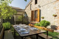 Farmhouse in the greenery of the Tuscany countryside with private pool and view - Homestays
