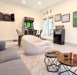 Walk to Main St, Game Room w/Arcade Cozy Cottage Sleeps 6 - Boutique
