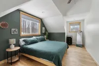 Oasis on 10 Acres, Firepits, 15 Mins to Harbor Springs, Petoskey, Sleeps 14 - 4 estrellas