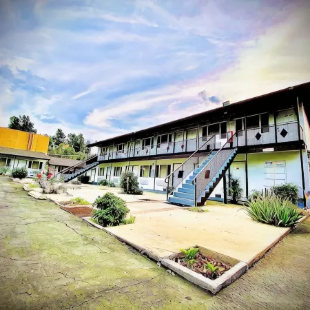 Casa Blanca Inn & Suites