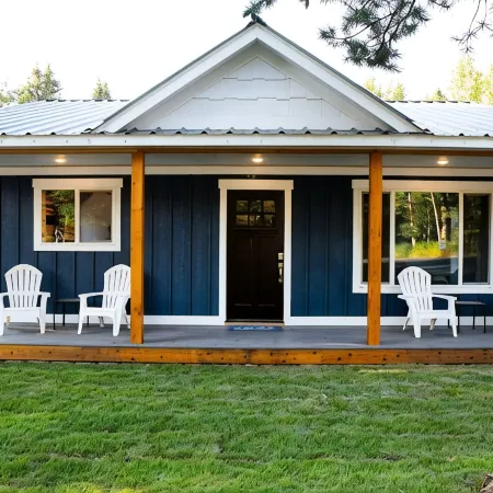 Great Remodeled Pet Friendly Cottage! Walk to Downtown and and the Lake!