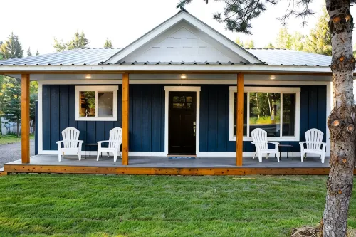 Great Remodeled Pet Friendly Cottage! Walk to Downtown and and the Lake!