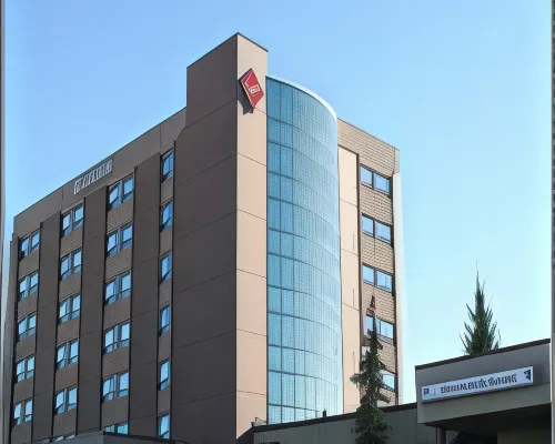 The Glenmore Inn & Convention Centre Отели рядом с достопримечательностью «Железнодорожная станция Heritage C Train»