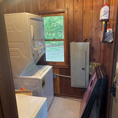 Cabin on lake . Pet friendly