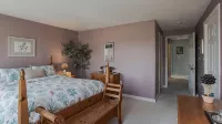 Beautiful Beach Home Only Seconds from the Sand! - balcón