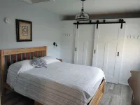 Cozy Cottage with stunning views of Stover's Cove.
