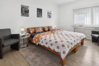 FeWo Galliet 1: 87Sqm, 2 Br, Balcony, Quiet & Close to Trade Fair