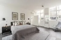 The Soho Sophisticate | Luxury Spacious 3-Bed Loft with AC Sleeps 6 Hotels in Theatreland