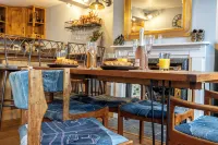 Rustic and Quirky Comfortable Cottage with Hot Tub - 3-Star