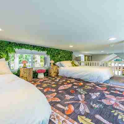 Rainforest Tiny Home Retreat: Enchanted Rooms
