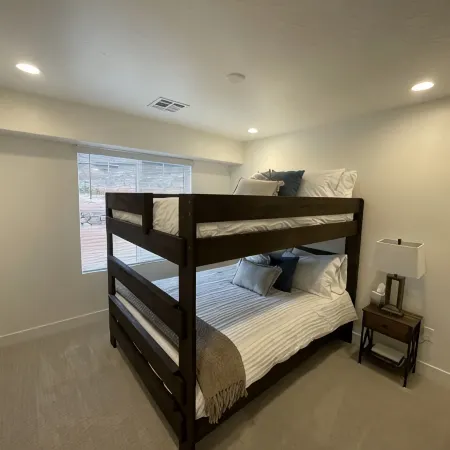 Charming 3-bedroom townhome with WiFi, AC in wonderful Washington