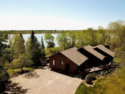 Cozy 3BR Lakefront Retreat Featuring Sauna, Hot Tub, Kayaks Hotels in 