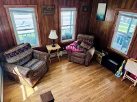 The Guides House • Cozy Main St Stay with Porch Views Hoteles en Webb