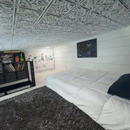 Clermont Tiny Home: Main Floor Queen, Lofts & No Pet Fees