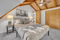 Wooded 3BR Luxury Cabin, Close to City & Nature - Hytter