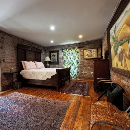 Historic brick 2-bedroom house in downtown Hannibal with off street parking WiFi