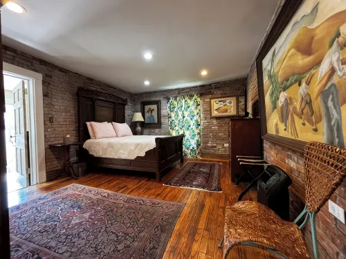 Historic brick 2-bedroom house in downtown Hannibal with off street parking WiFi - Wifi