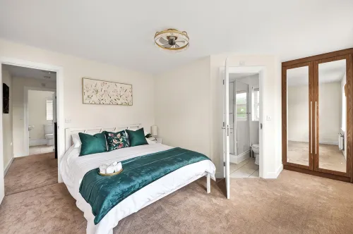 Radiant Retreat Ideal for LegoLand, Windsor, & LHR - Boutique