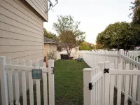 Family Pet Friendly 3-Bedroom Vintage Inspired House in Kyle - Plum Creek Hotels in Kyle