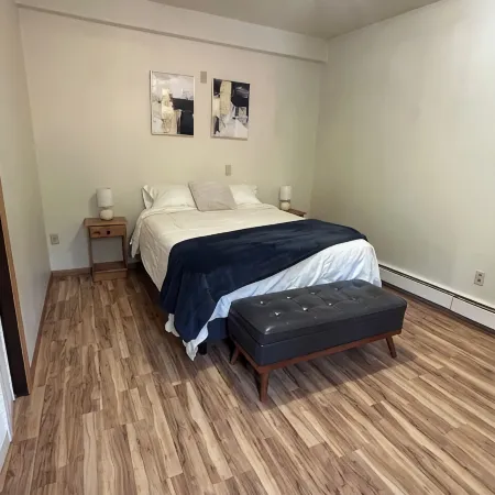 Cozy 1 bedroom apartment across from the airport with WiFi.
