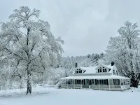 Spacious 5bd/3ba Catskills House w Pool, River/Lake Access, WiFi, A/C & Gameroom - 民宿