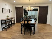 3-bedroom immaculate home in lovely Melbourne with WiFi, fitness room, AC - مطابخ