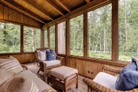 Cozy, Charming Two Bedroom McKenzie Bridge River Front Cabin for 2 Guests, - Chalets