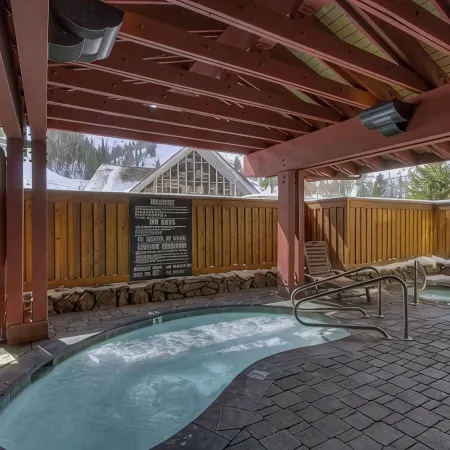 Prime Location Inside Palisades Village. Steps to Gondola. 1 Bdrm -Sleeps 4