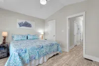 Pet Friendly 2Br/2BA Steps from the Water’s Edge with Unparalleled Sunrises - บังกะโล