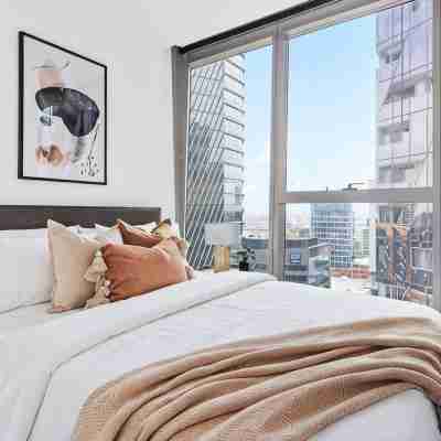 A Stylish 3BR Apt with Harbour Views, FREE Parking Rooms