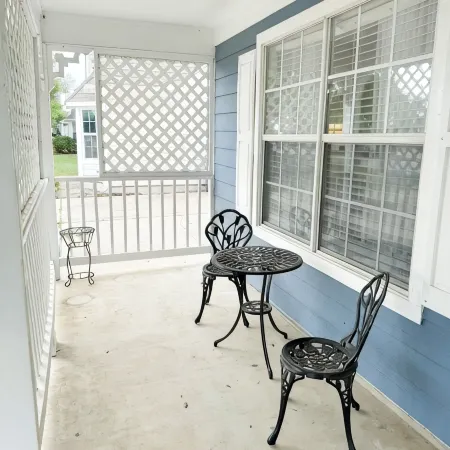 Blue Haven at Salado Plaza. Family Friendly Townhome w/ Fenced Back Yard!