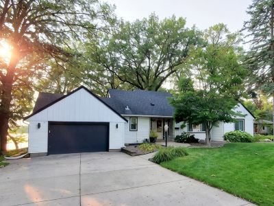 Lakefront House w/King Bed, Sauna, walk-in shower and lake access