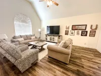 The Happy Hideaway - Gameday Haven - Homestays